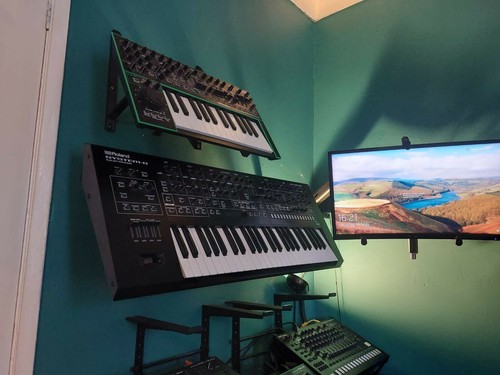 Wall mounted synth rack - synth, arms